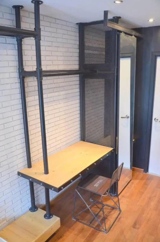Decorated in loft style, using wooden furnishings cut in black, giving the room a warm, charming look.