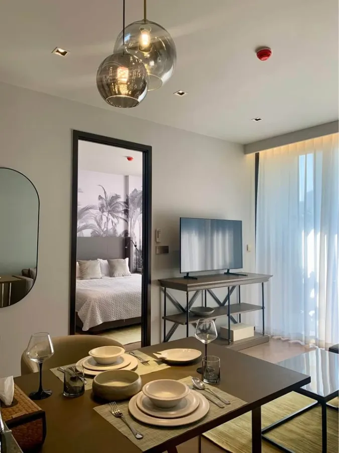 ให้เช่า The Reserve 61 Hideaway ห้องใหญ่มาก พร้อมระเบียงยาวตลอดหน้ากว้างของห้อง ให้บรรยากาศ hideaway แบบรีสอร์ต 5 ดาว ต้องจอง