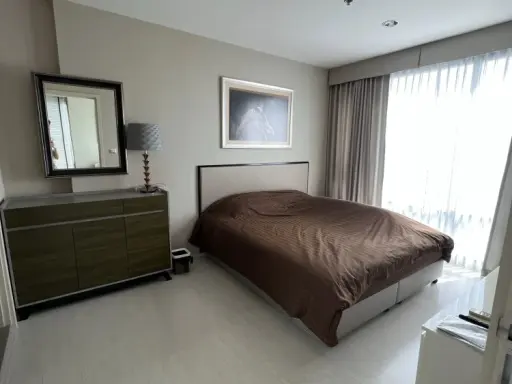 For rent: Rhythm Sukhumvit 42, 1 bedroom, 1 bathroom, spacious living area, stunning Chao Phraya River view. Book now!