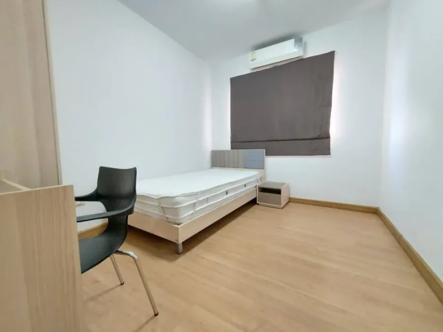 For rent: Supalai Park Ratchapruek-Phetkasem, 17th floor, corner room, city view, breezy, large balcony, swimming pool view. Reserve now!