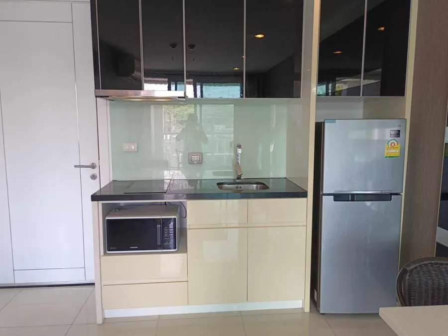 For sale: The Vision (South Pattaya), decorated with wallpaper throughout the room. Built-in bed head Just carry your bag and move in.