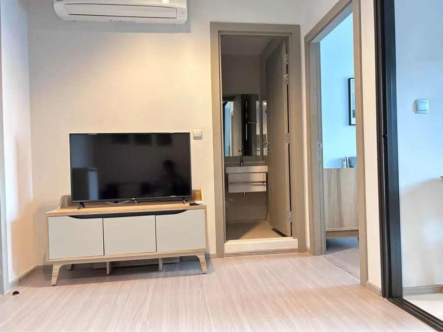 For rent Life Asoke-Rama 9, 24th floor, north side, beautiful room, fully furnished, ready to move in Bring your bag and come quickly.