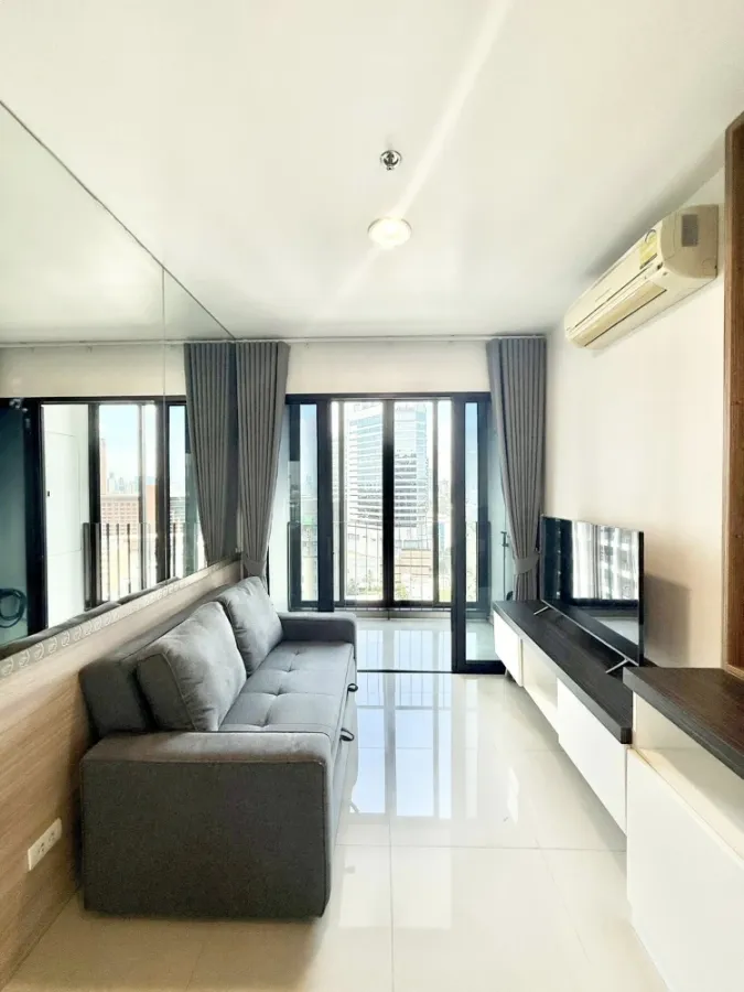 For rent: IDEO Ratchada-Huai Khwang, 17th floor, corner room with privacy, built-in throughout the room, hurry and reserve before you miss out.