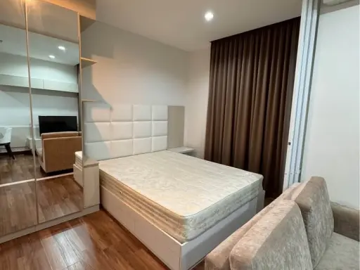 For rent: Chewathai Interchange, 16th floor, fully furnished room, ready to move in immediately. Interested? Hurry and book now. Don't miss out.