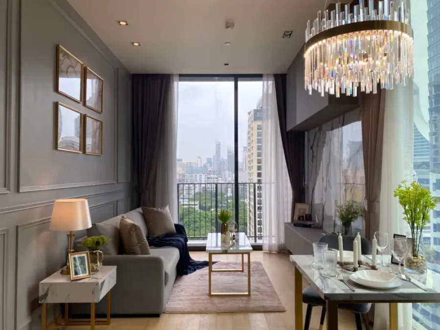For rent, 28 Chidlom, 12th floor, spacious room, comfortable living, luxurious decoration, I can tell you that it's very nice to live in. Book now, su