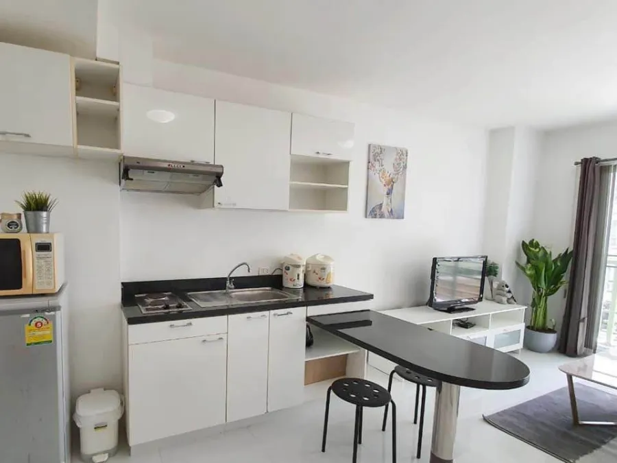 For rent, Phahon Metro, 3rd floor room, pool view, not hot, white room, clean, comfortable to the eye. You're already at ease. You can't miss it. Book