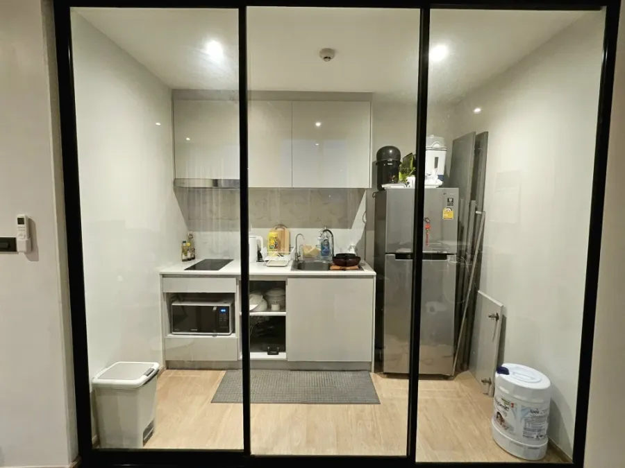 For sale: The Matt Sathorn-Thapra. Corner room, very private, well ventilated, quiet and shady. The room is not adjacent to any other room. Reserve no