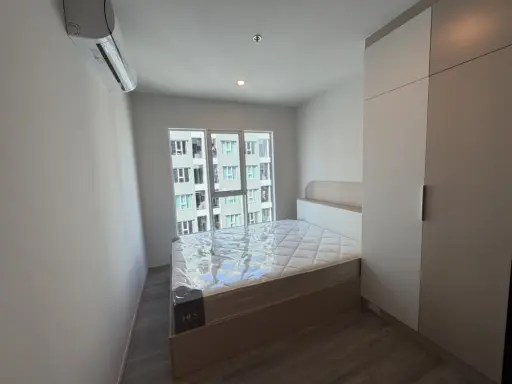 For rent: Regent Home Bangna, corner unit, quiet area, fully furnished and equipped with appliances. Just bring your bags and move in!
