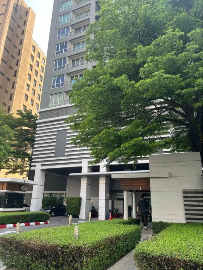 For sale condo life@ Ratchada-suthisan, spacious room, comfortable, 17th floor, city view, if you miss it you will regret it.
