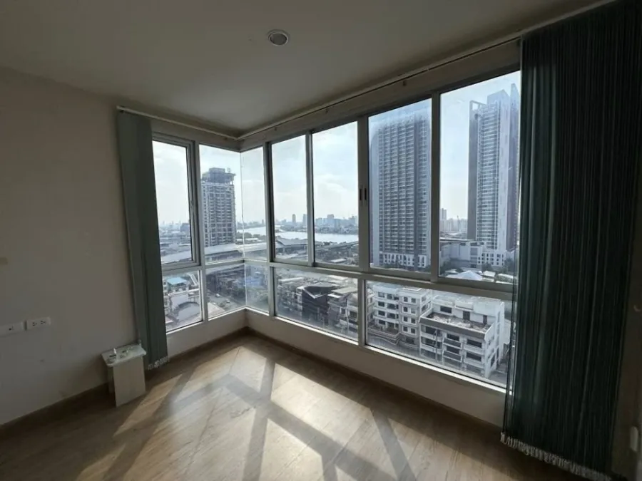 For sale: The Tree Bang Pho Station, with a full view of the Chao Phraya River bend. The room is not attached to anyone, quiet, no noise. Interested?