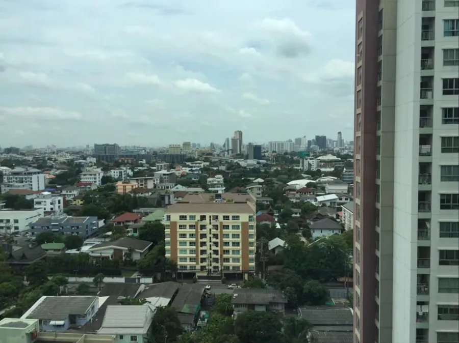 Lumpini place Ratchayothin for rent, high floor, has pool view and city view. Super beautiful. Don't just look at it. Hurry up to reserve.