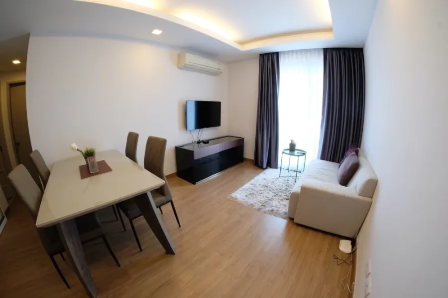 For rent: Thru Thonglor, apartment on the 20th floor (very high). Large, beautiful living room, fully furnished and ready to move in.