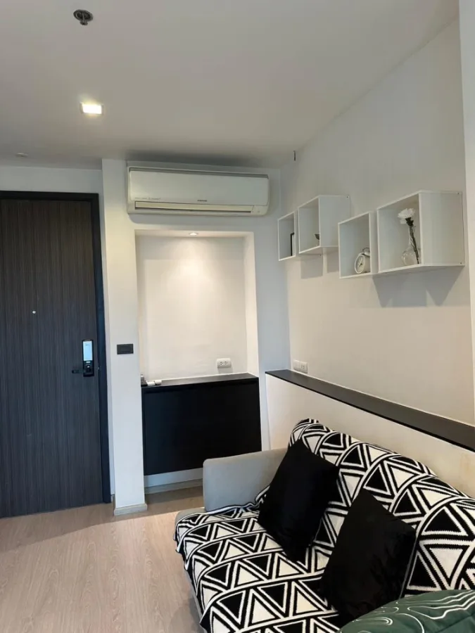 ให้เช่า คอนโด Rhythm สุขุมวิท 44/1 ชั้น 6 ระเบียงวิวสวนส่วนกลาง ตกแต่งพร้อม หอ้วกระเป่ามาได้เลยจ้า