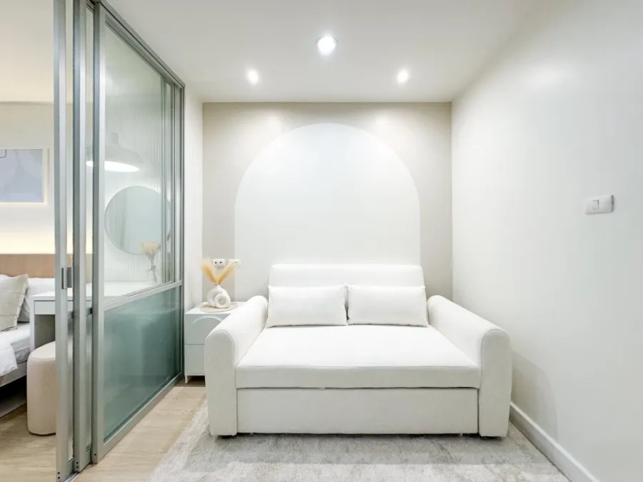 Selling a beautifully decorated Lumpini Ville Onnut 46 condo. Fully furnished with built-in features in a calming white color scheme. Affordable price