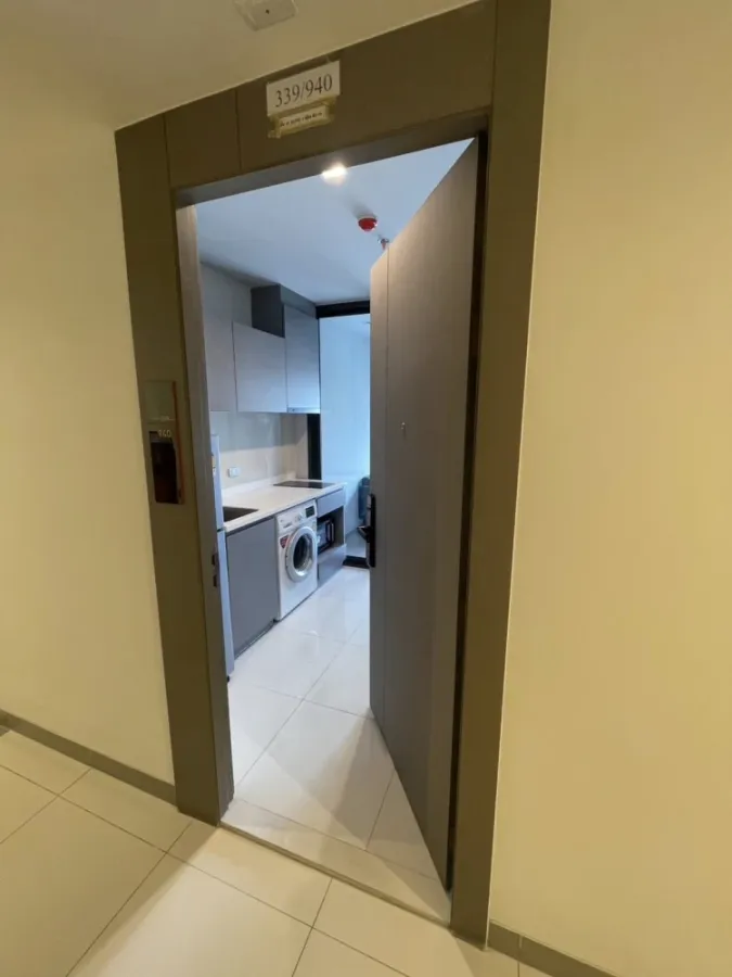 For rent: Life Asoke HYPE, a lovely unit on the 31st floor with great views. Fully furnished with appliances; just bring your belongings and move in!
