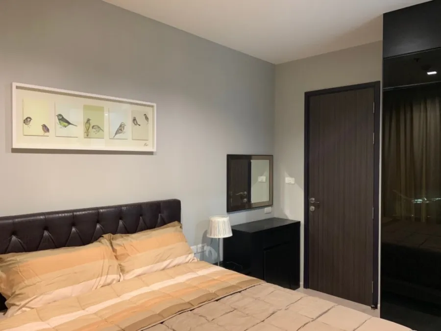 Condo for rent, Rhythm Sukhumvit 44/1, high floor, good view, complete with furniture and electrical appliances.