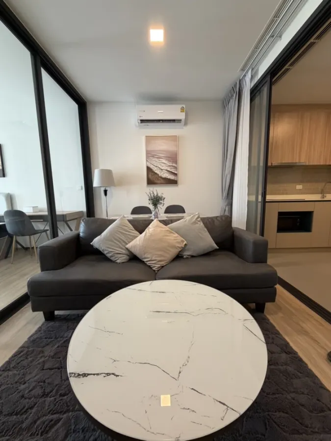 XT Phayathai for rent. Great view, pleasant atmosphere, spacious rooms with good functionality. Suitable for both living and working in the city.