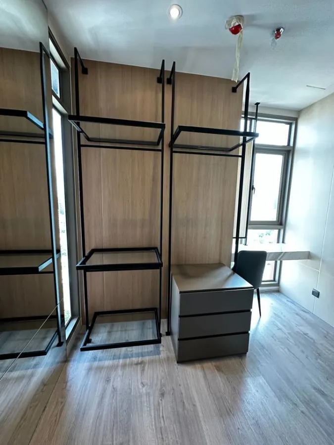 For rent or sale, Rhythm ekkamai estate, high floor, private corner room, beautifully decorated, stylish, nice to live like this, book now.