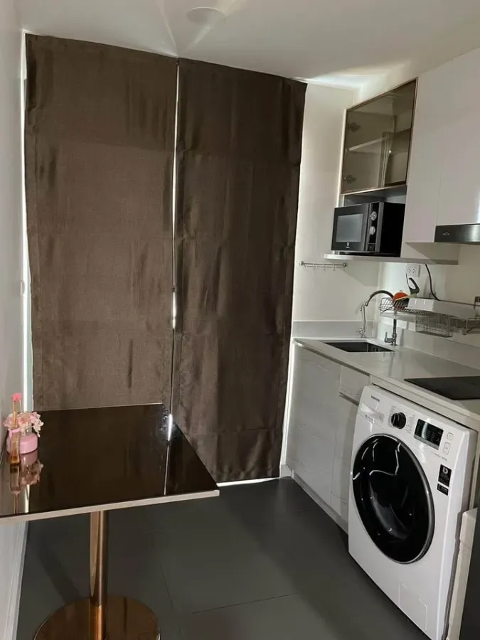 Selling Metro Luxe Rose Gold Phahonyothin-Sutthisan. Beautiful, ready-to-move-in unit with pool view. Convenient location.