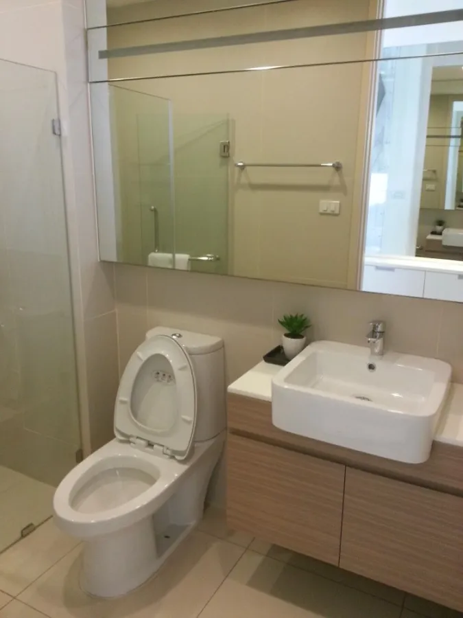 Urgent sale,rent Noble Revolve Ratchada Condo, empty room, affordable price. Those who love decorating rooms, don't wait.