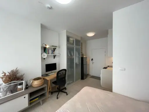 For rent Chapter One Eco Ratchada-Huai Khwang, the room is decorated in a minimalist style, very cute.