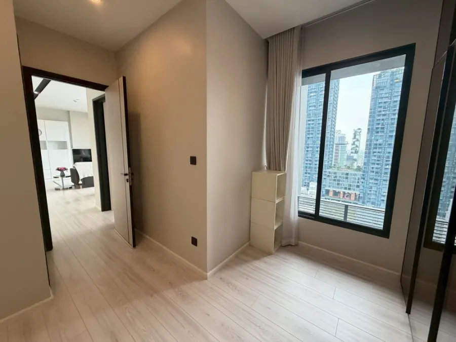For rent: The Room Phayathai, high floor, spacious room with lots of windows, plenty of natural light, bright, airy, not hot, beautiful city view.