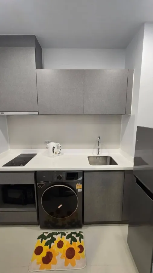 For rent: Life Asoke Hype, high floor unit, comfortable living, fully equipped with amenities. Book now!