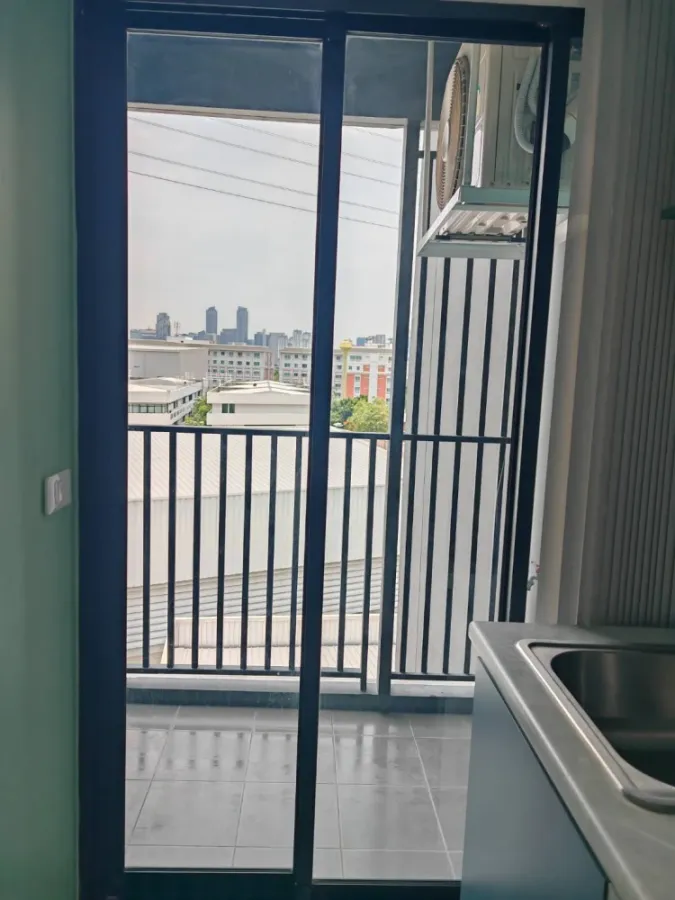 For rent: NICHE MONO RAMA 9, a room with cool tones, very comfortable to the eyes, with a clear and open city view. You can't miss booking it.