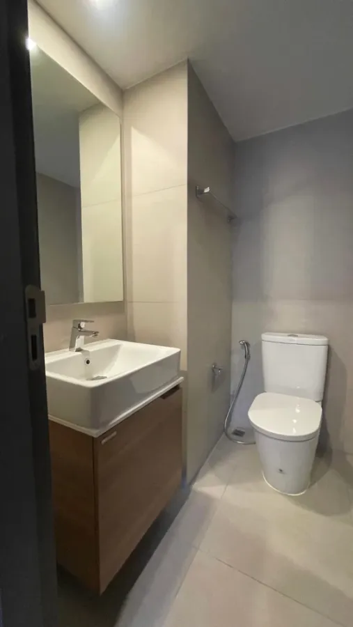 For rent: Maestro 02 Ruamrudee. Spacious and comfortable room with convenient amenities. Book now!