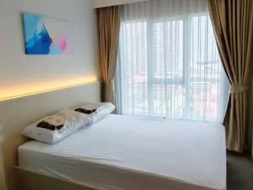 For rent: Regent Home Bangna, high floor unit, high-quality built-in interior, fully furnished with appliances, ready to move in. Book now!