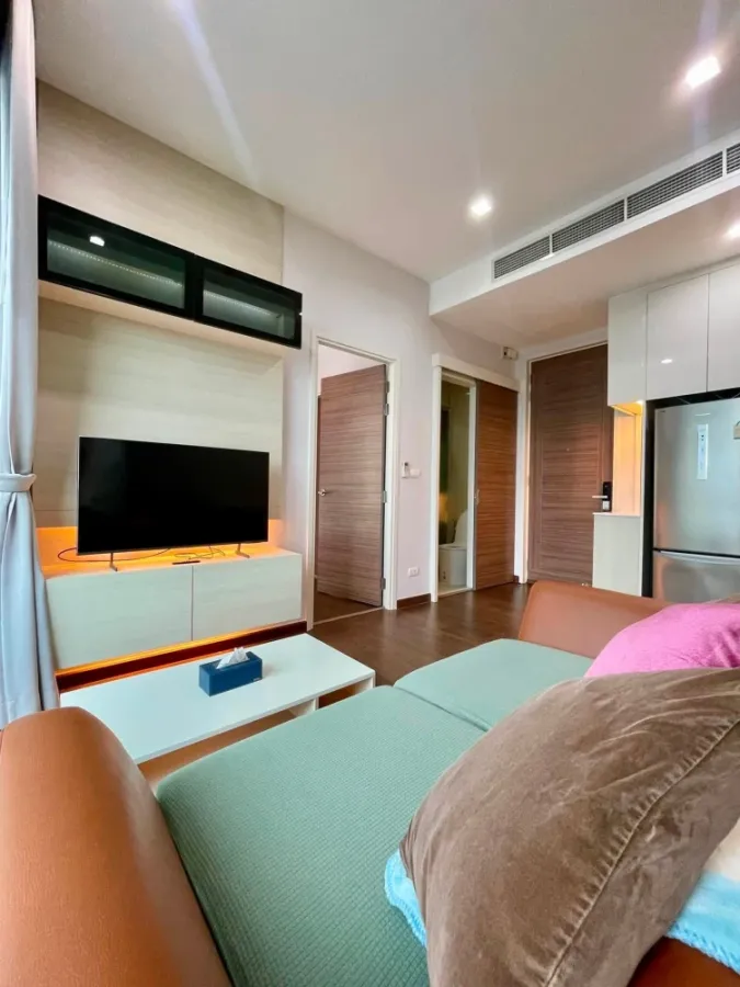 For rent: Q Asoke condo, 48 sq.m. corner unit, 2 bedrooms, 21st floor, south facing with pool view. Convenient and fully furnished.