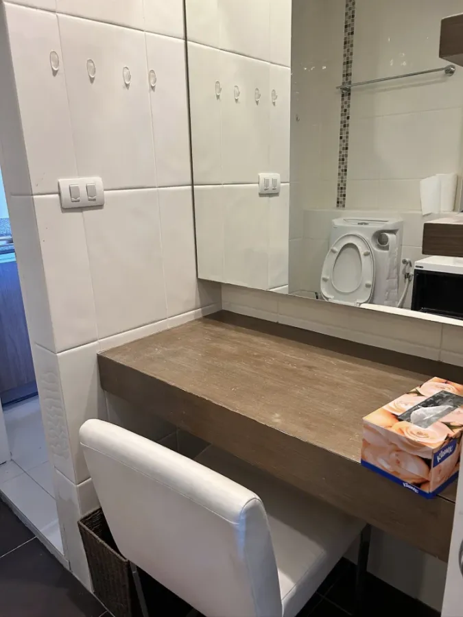 For rent: Wish @ Samyan, 1 bedroom unit with a large bed, premium mattress, and built-in wardrobe – plenty of storage. Don't miss out!