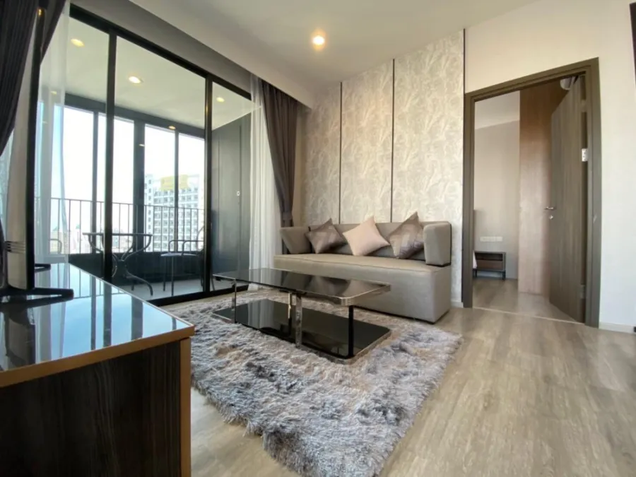 Condo for rent, Ideo Mobi Asoke, decorated with built-ins, comfortable bed, comfortable sofa, ready to move in with your bags.