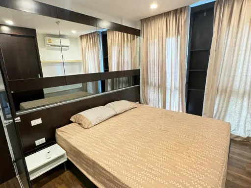 For rent: Park Exo, decorated with built-ins throughout the room. The view of the swimming pool is excellent. It's very chill. You must reserve now.