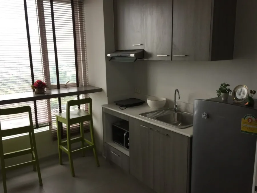 Sale Greene Condo Chaengwattana, bathroom, fully furnished, electrical appliances are ready. Get a view of Chaeng Watthana Road. Must reserve.