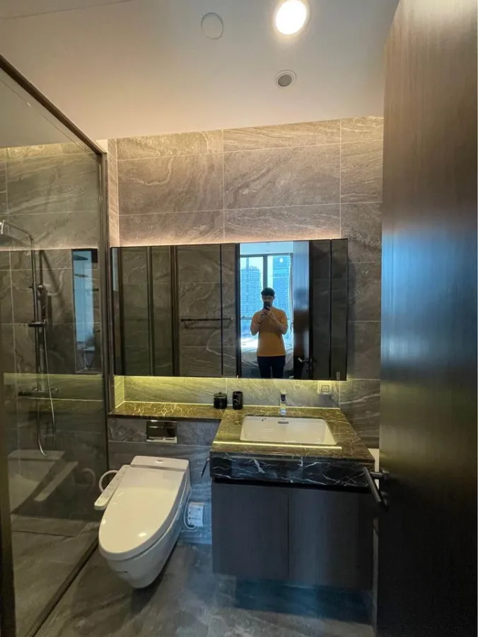 For rent: The Esse Sukhumvit 36, very nice room. Good furniture, great price, reserve first and get in first.