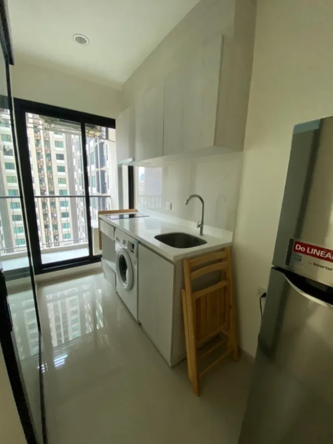 Condo for sale, Life Asoke, 1 bedroom, 1 bathroom, 18th floor, has a garden view, comes at a great price. Let me tell you that you shouldn't miss it.
