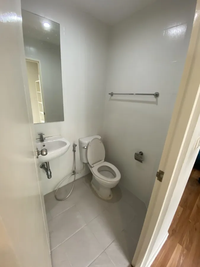 For rent V Condo Lat Krabang, good location, convenient transportation, full facilities, book now!!