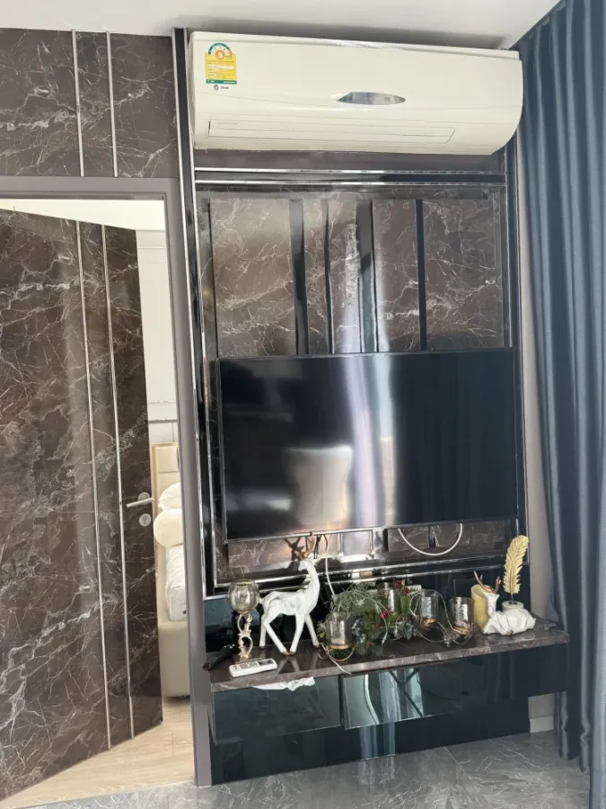 For rent: Quinn Ratchada 17, beautifully decorated room, built-in marble patterned walls, fully furnished, book now.