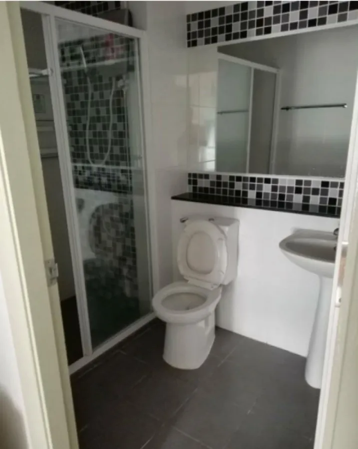 Regent Home 25 Tiwanon for rent, spacious room, full set of furniture, good price. If interested, hurry to move the room quickly.