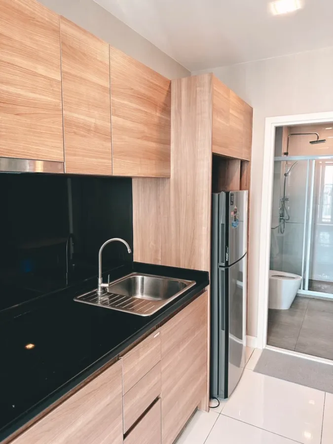 For sale/rent: The Metropolis condo, beautiful unit, high floor, clean, excellent ventilation, ready to move in.