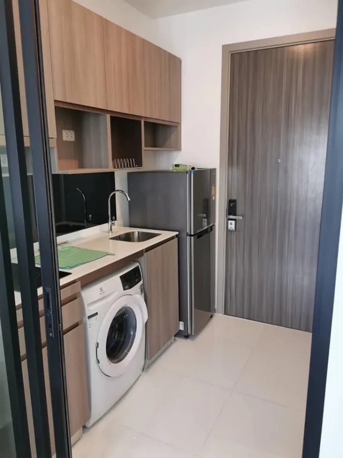 Urgent sale or rent, Knightsbridge Prime On Nut Condo, studio room, 18th floor, city view, built-in furniture, buy now.