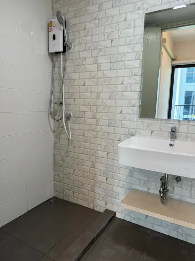 For rent Feel Condo Lat Phrao 122, ready to move in, reasonable price, everything here, hurry and reserve now.