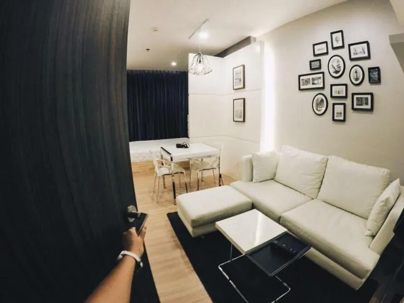 ให้เช่า Urbano Absolute Sathon-Taksin Studio ชั้น 10 ทิศใต้ ไม่ร้อน เห็นวิวเมือง เฟอร์ครบ พร้อมอยู่