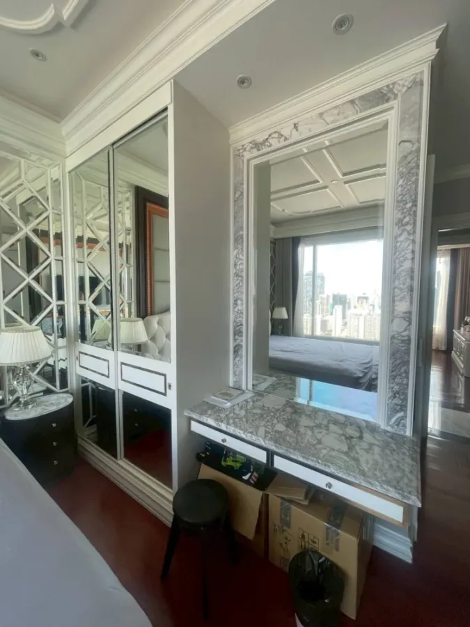 For rent or sale:Q Asoke,penthouse room,very large,very high floor,decorated as luxuriously as a 5-star hotel. Book now and you won't be disappointed.