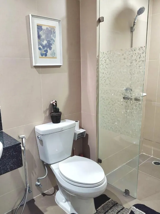 For rent: Heritage Sukhumvit, condo in the heart of the city, 2 bedrooms, 2 bathrooms, very spacious room. Big sofa, very comfortable to sit on. Book