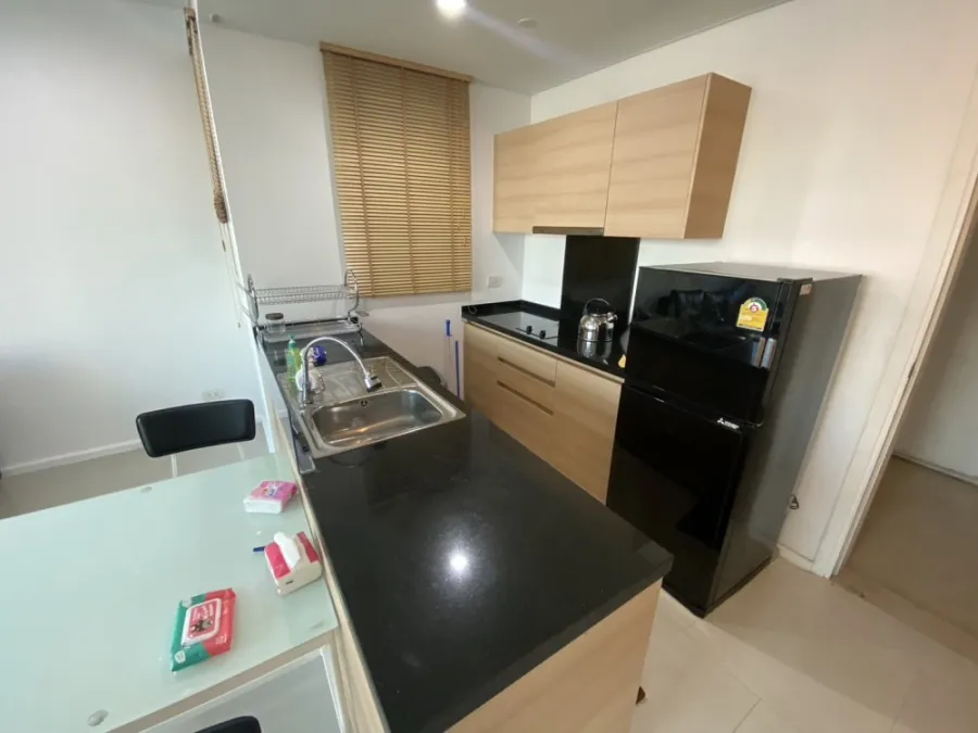 Condo for rent, Wind Sukhumvit 23, extremely spacious room, fully furnished, leather sofa, comfortable sitting You can't miss it, book now.