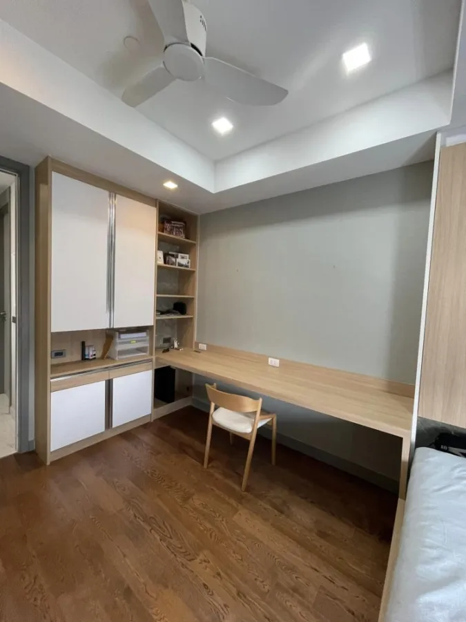 For sale rent Condo M Silom, spacious room, well built in, has a bathtub, let me tell you, don't miss it.