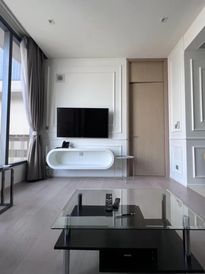 Condo for sale, The Esse Asoke, with a balcony, fully furnished, beautiful room, near the BTS, can't miss it.