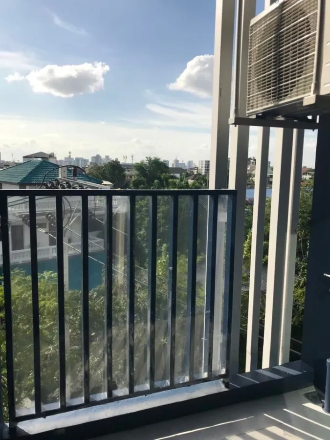 Condo for sale Chewathai Hallmark Lat Phrao-Chokchai 4, 4th floor, good view, no buildings blocking it. Corner room is private, don't miss it.